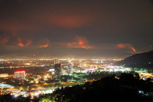 danhacker:  The La Cañada Flintridge “Station fire” as viewed from Mulholland Drive in Los Angeles (via:flickr) I NEVER KNEW THAT MULHOLLAND DRIVE WAS REAL COZ I ONLY SEE THAT IN DISNEYLAND HAHA
